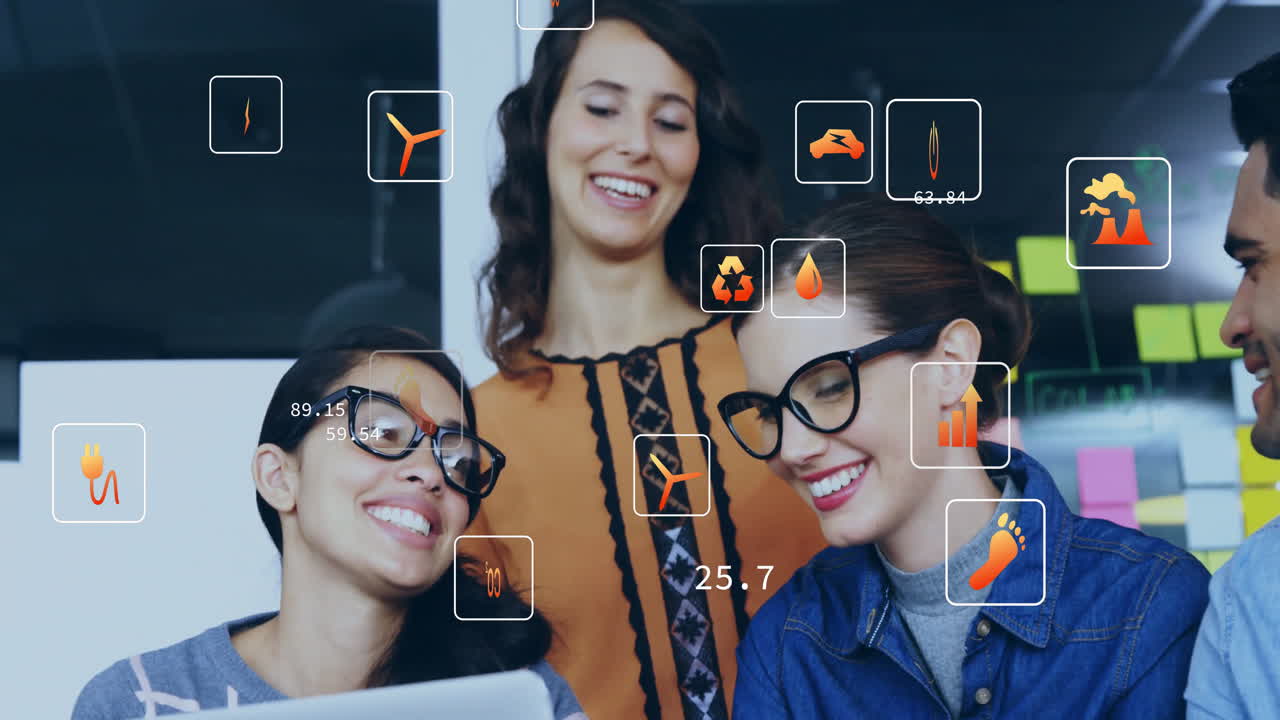 animación de iconos ecológicos y procesamiento de datos sobre diversas personas de negocios en la oficina