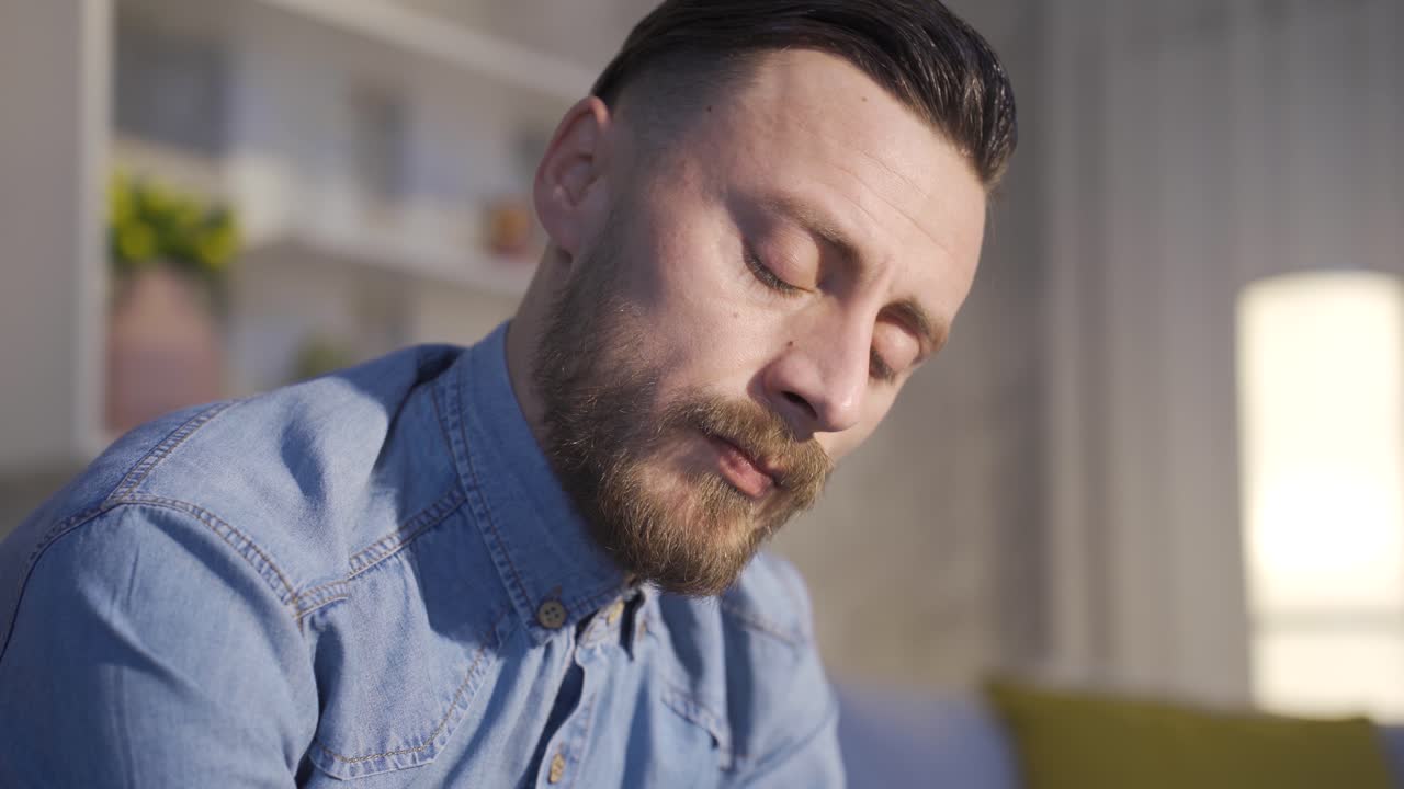 un giovane uomo triste e preoccupato che cerca di affrontare problemi psicologici.