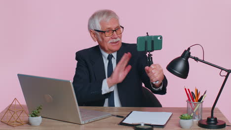 Hombre-De-Negocios-Senior-Haciendo-Videoconsulta-De-Conferencia-De-Teléfono-Móvil,-Agente-De-Centro-De-Llamadas,-Operador