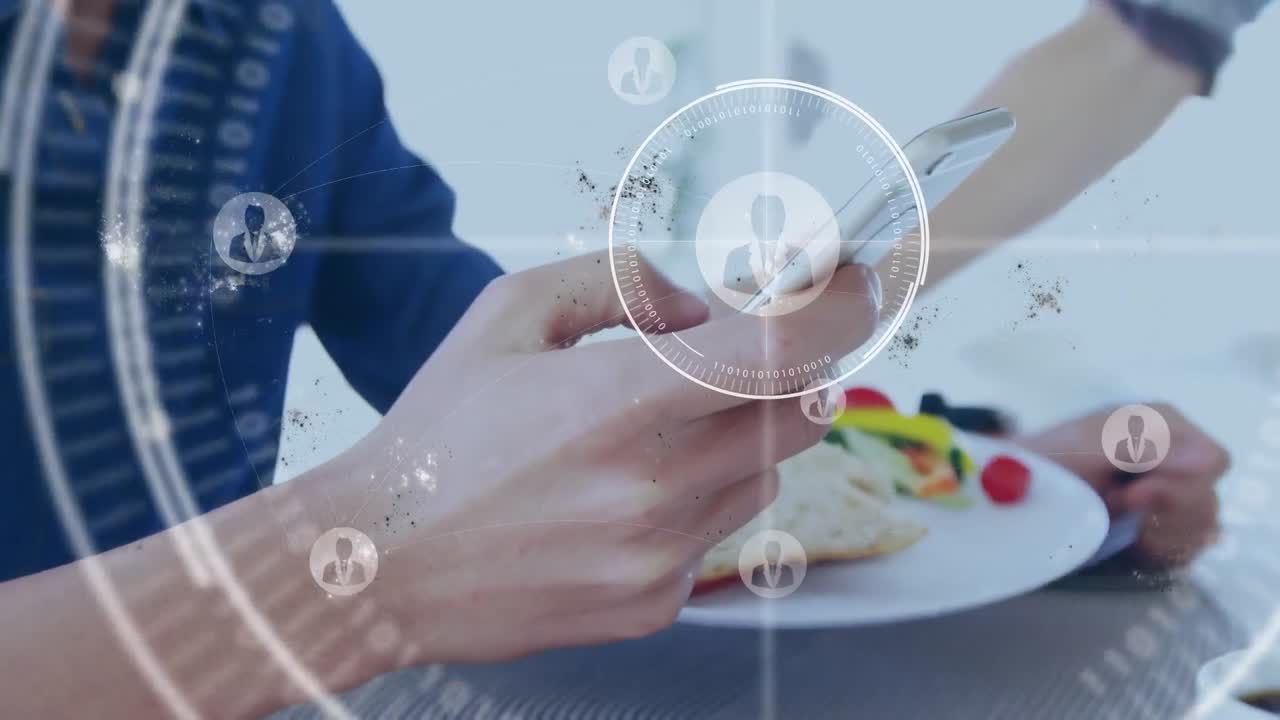 animación de múltiples iconos de perfil contra la sección media de un hombre usando un teléfono inteligente en un café