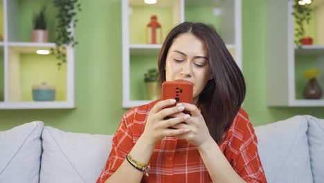 Mujer-Joven-Enamorada-Hablando-Por-Teléfono-Con-Su-Novio.