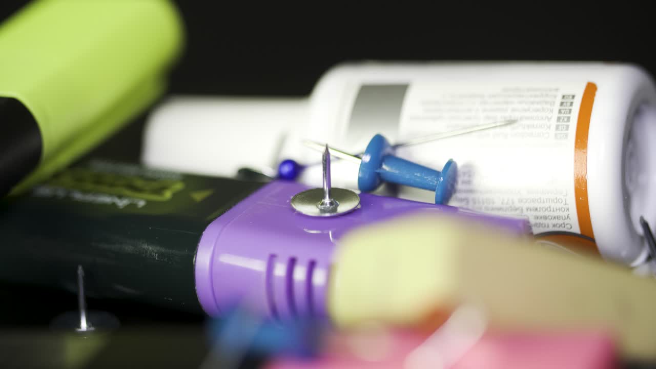 variedad de bolígrafos, marcadores y artículos de oficina