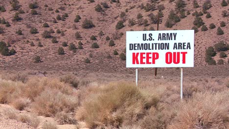 een bord waarschuwt indringers om geen testgebied van het leger in nevada binnen te gaan