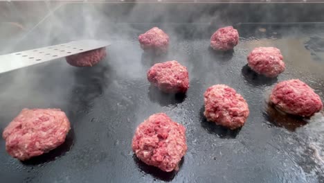 presionando la hamburguesa en la parrilla caliente para fumar