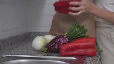 mujer comprando verduras