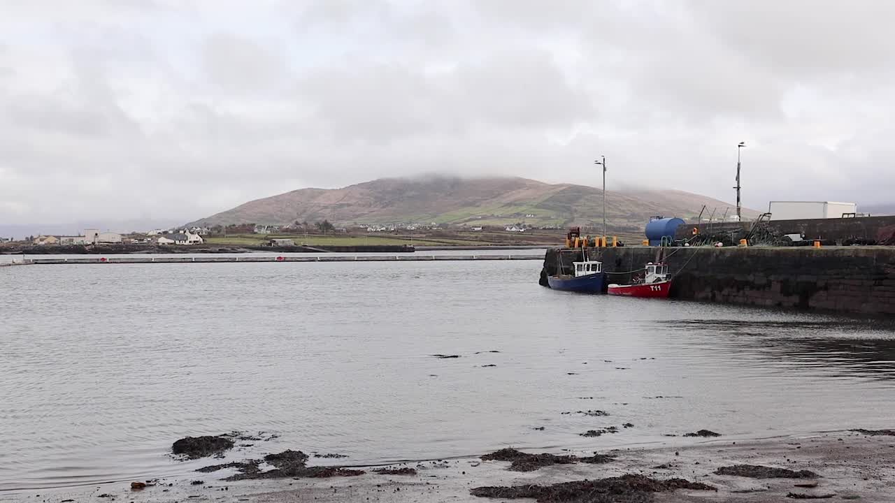아일랜드 4k의 보트와 항구
