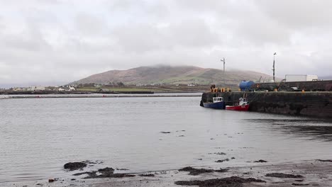 barco y puerto en irlanda 4k