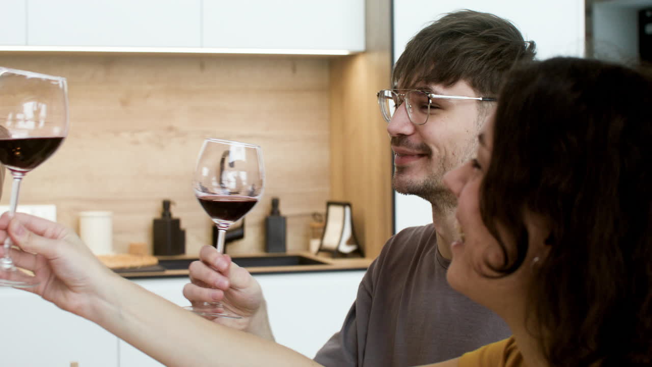 amigos celebrando en casa