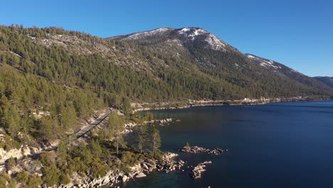 Antena-De-Drones-A-Lo-Largo-De-Las-Orillas-Del-Lago-Tahoe-En-La-Frontera-De-California-Y-Nevada-Con-Autos-En-La-Carretera