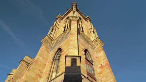 Torre-Alta-De-La-Iglesia-De-San-Martín-Durante-Las-últimas-Horas-Soleadas-Del-Día