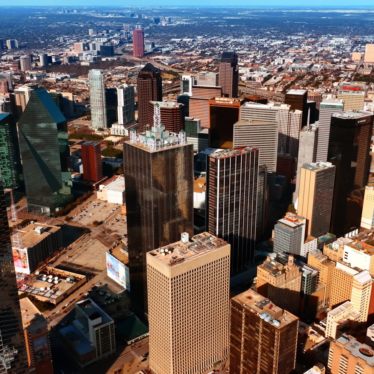 Grattacieli imponenti nel centro di Dallas, Texas, USA. Panorama soleggiato della metropoli da una vista dall'alto.