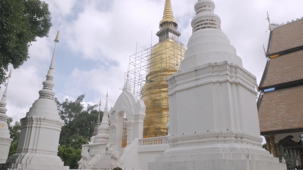 muchas pagodas de estupa antiguas en el templo de wat suan dok lugar famoso en chiang mai