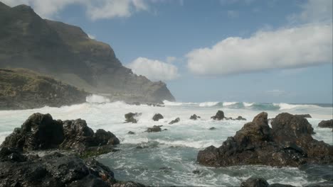 Olas-Del-Océano-En-Cámara-Lenta-Aplastando-Rocas-Volcánicas-Afiladas-Cerca-De-Punta-Negra,-Buenavista-Del-Norte,-Tenerife,-Islas-Canarias-En-Primavera