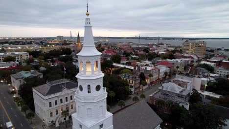 órbita aérea de la iglesia de st michaels en charleston sc, carolina del sur