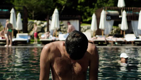 hombre saliendo de la piscina