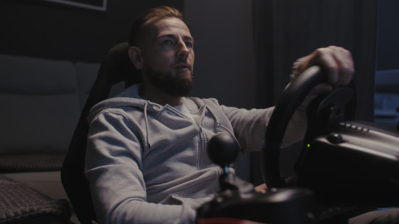 Pria Bermain Video Game Balap di Rumah