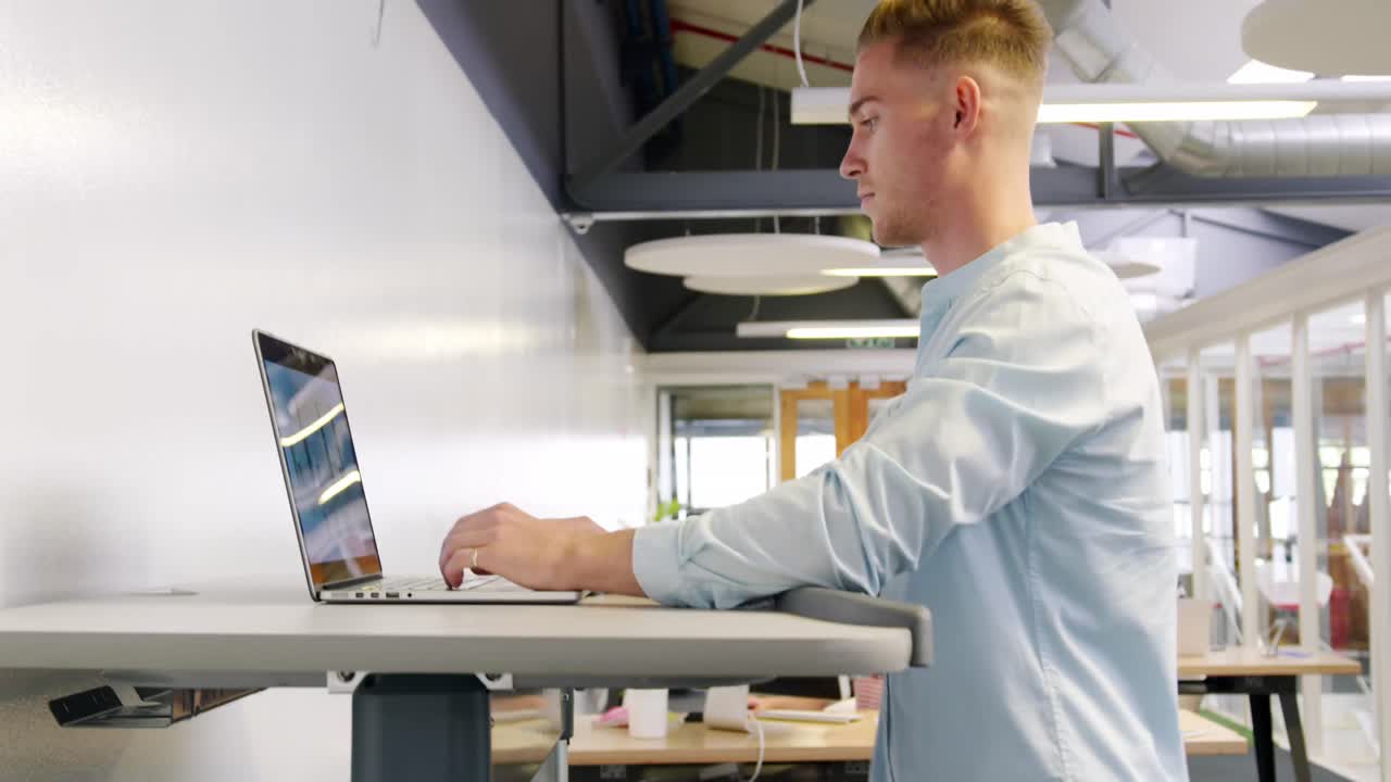 creativos trabajando en una oficina moderna