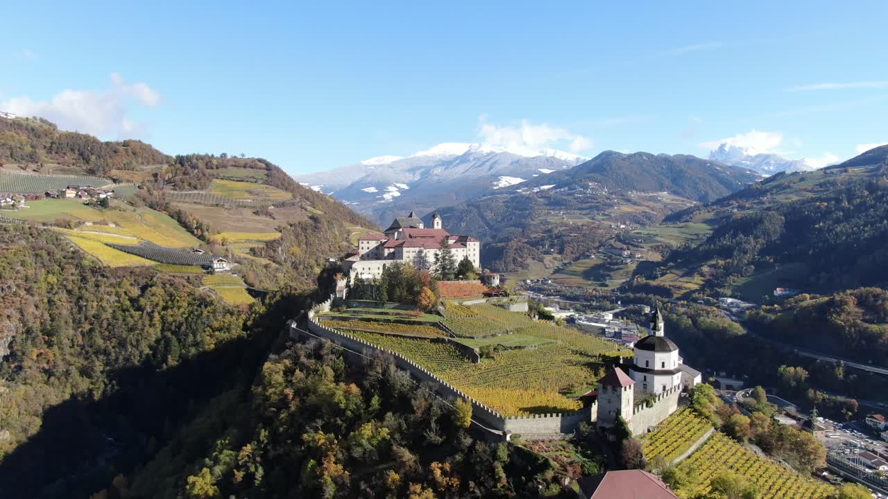 drone aéreo sobre un castillo medieval en medio de los viñedos en italia llamado salita sabiona