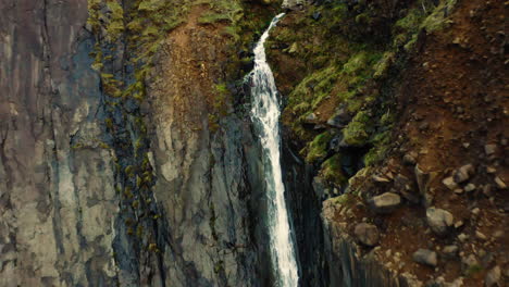 la cascada se precipita sobre el acantilado de la costa de oregón en el océano pacífico.