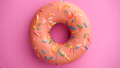 el donut glazado de primer plano.