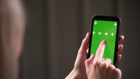 deslizando hacia la izquierda hacia la derecha en la pantalla verde de la aplicación de publicidad del teléfono, tocando, tocando.