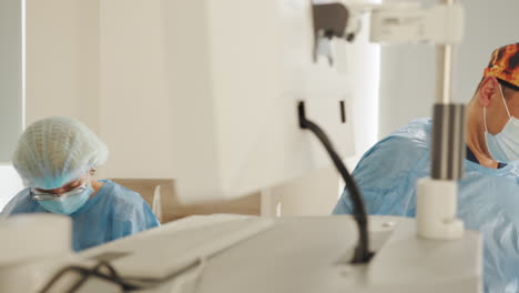 equipo médico en la sala de operaciones