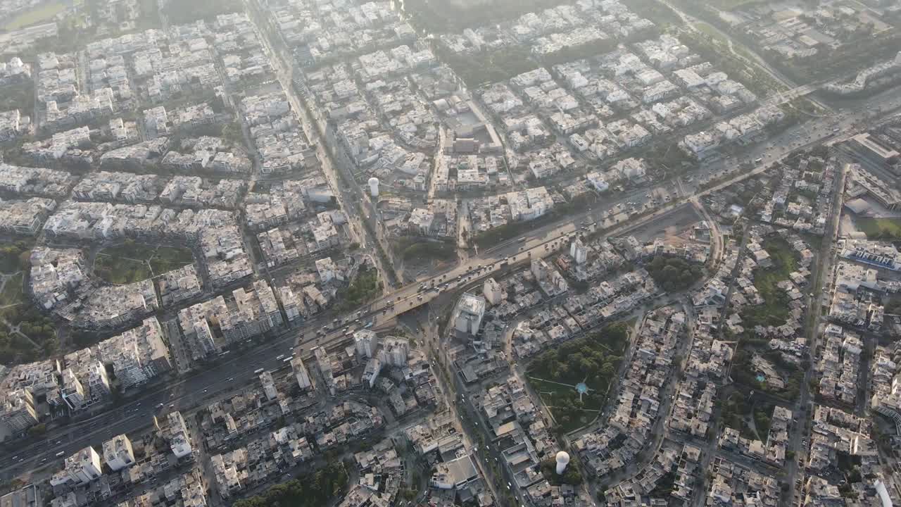 일몰, 리마 페루 동안 구름 위에 도시 풍경의 드론 기울기