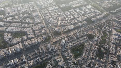 Drone-Tilt-Up-Tiro-Del-Paisaje-Urbano-Sobre-Las-Nubes-Durante-La-Puesta-De-Sol,-Lima-Peru