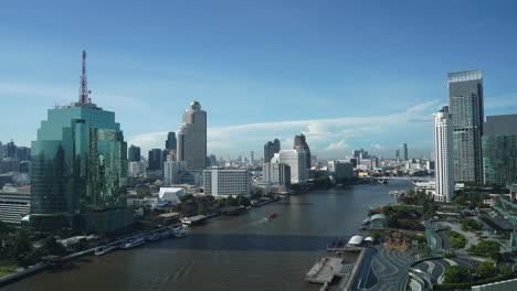 Bangkok-Timelapse,-Tailandia,-Tráfico-En-El-Río-Chao-Phraya,-Bang-Rak-Waterfront,-Cat-Y-Torres-Estatales