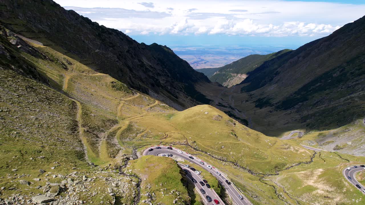 el pedestal aéreo se inclina hacia abajo en la curva u en transfagarasan serpentine road, rumania.