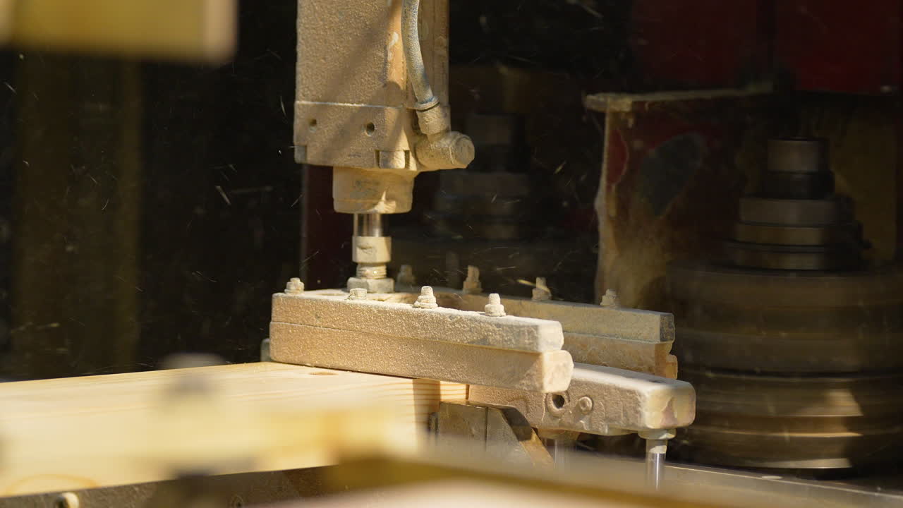 Primo piano di una fresatrice industriale automatizzata che intaglia il legno in un'officina professionale. Ideale per contenuti dell'industria manifatturiera e della lavorazione del legno
