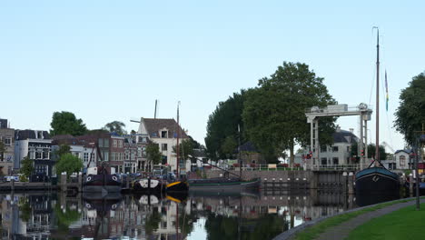 Mallegatsluis-Schleuse-Und-Boote-Im-Historischen-Hafen-In-Der-Altstadt-Von-Gouda-In-Den-Niederlanden