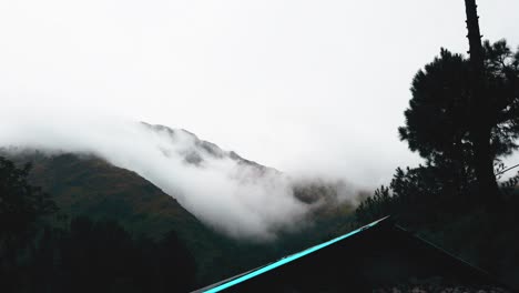 Cascada-De-Paraguas-Poona-Lloviendo-En-La-Cima-Con-Nubes-Que-Cubren-La-Montaña-Esta-Es-Una-Toma-En-Cámara-Lenta-Que-Se-Desplaza-De-Izquierda-A-Derecha