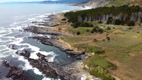 4k-30fps-Luftaufnahmen-Küste-Von-Oregon---Flugaufnahmen-über-Eine-Küstenküste,-Natürliche-Fjorde,-Pazifischer-Nordwestwald,-Meereswellen,-Die-Gegen-Felsige-Küsten-Prallen---Episches-DJI-Drohnenvideo