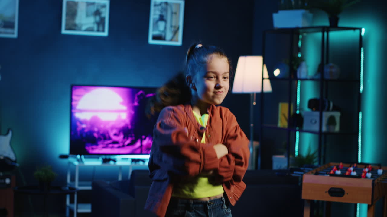niño enérgico bailando y cantando mientras grababa un video para la plataforma de redes sociales en la sala de estar