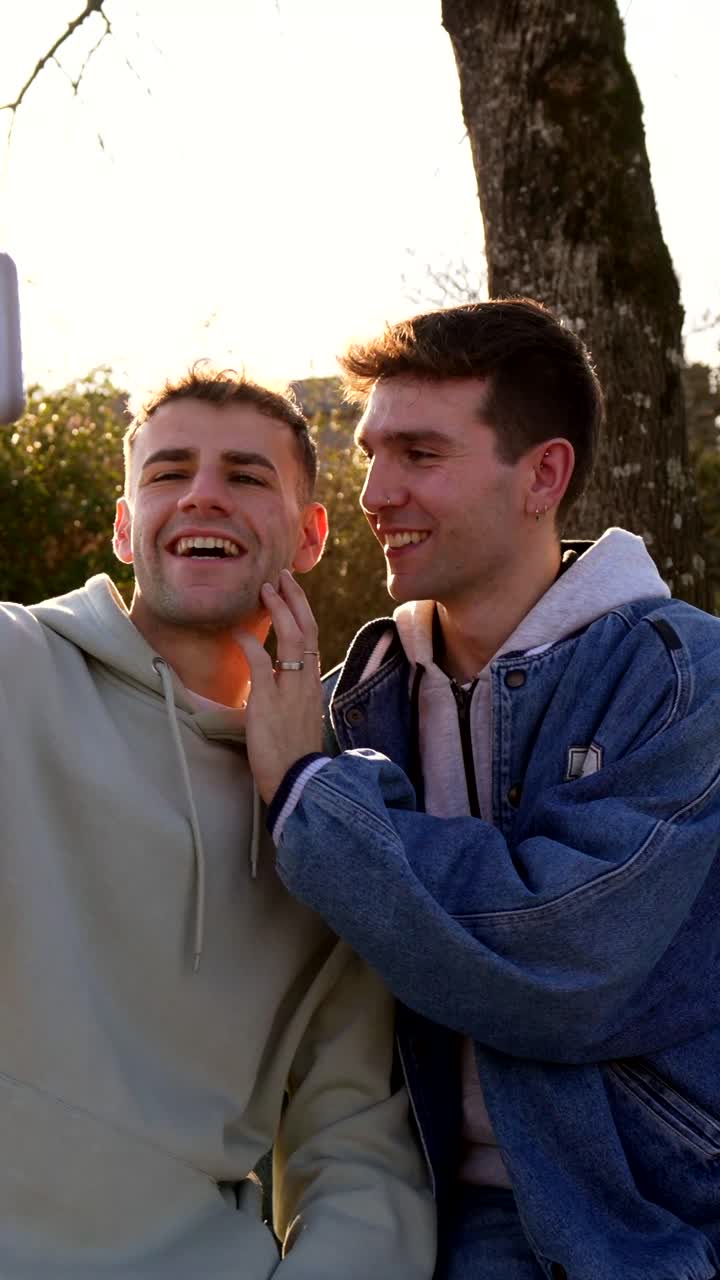 dos amigos tomando una selfie