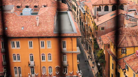 Clip-De-Algunas-Casas-Y-Calles-Estrechas-De-Verona,-Italia