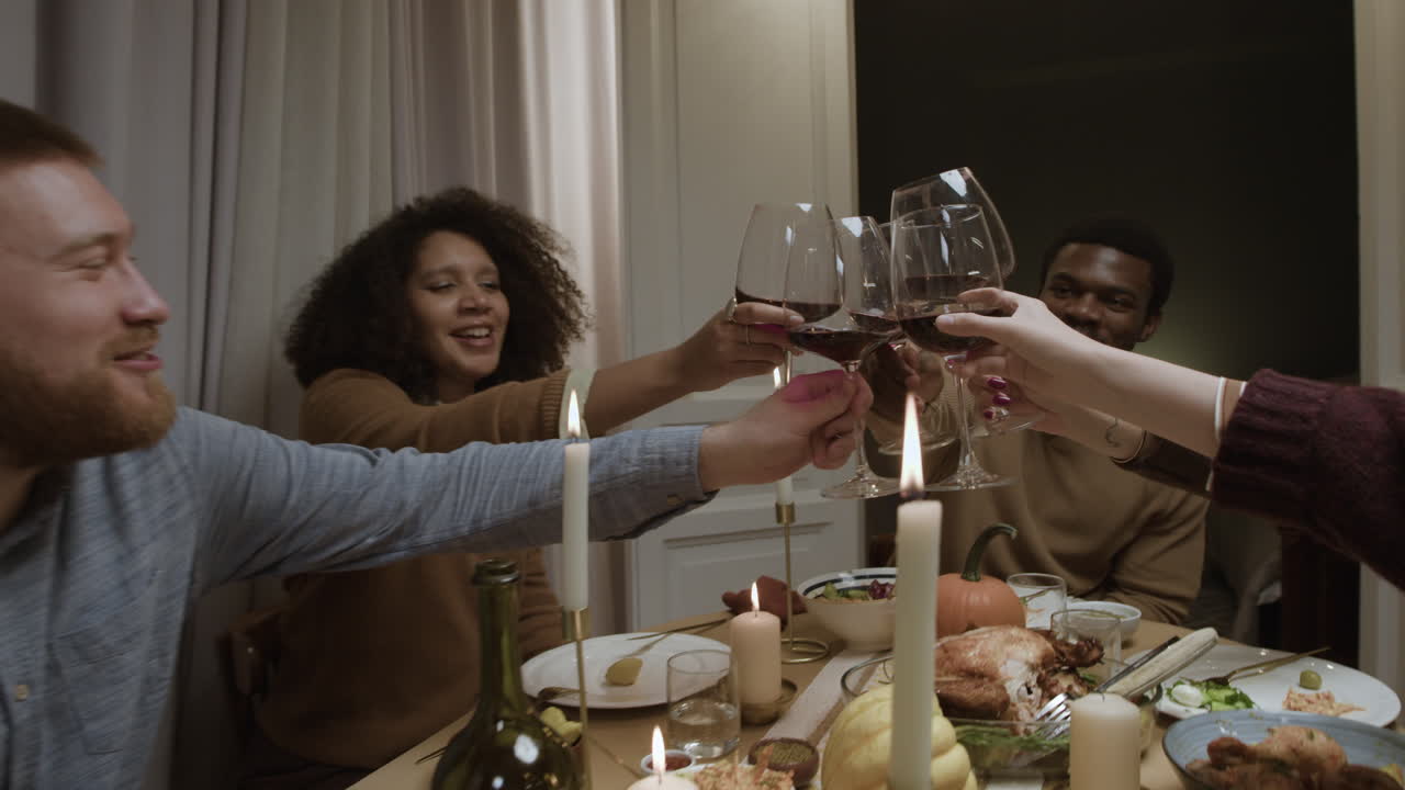 Amici che festeggiano il giorno del Ringraziamento a cena