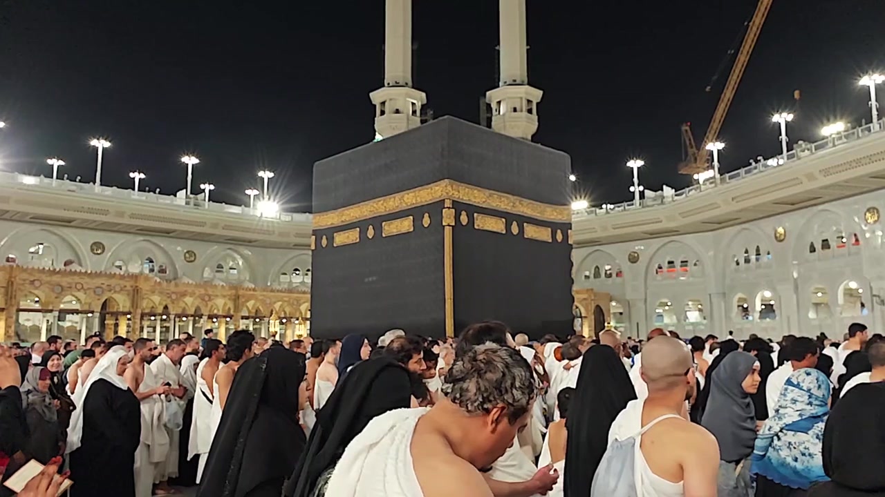 Gece Mekke'de Kabe Çevresinde Tavaf Eden Hacılar