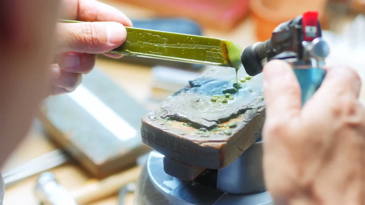 장비 에 불꽃 을 사용 하는 장인