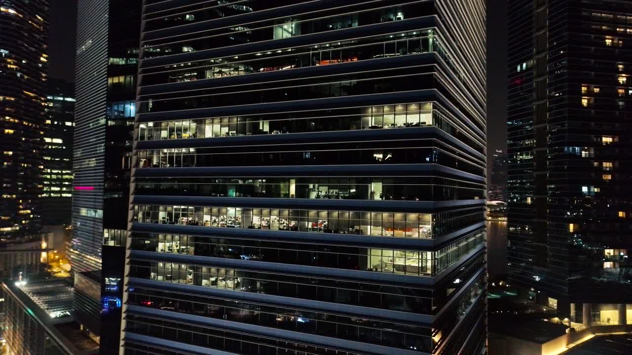 vista nocturna de los rascacielos modernos