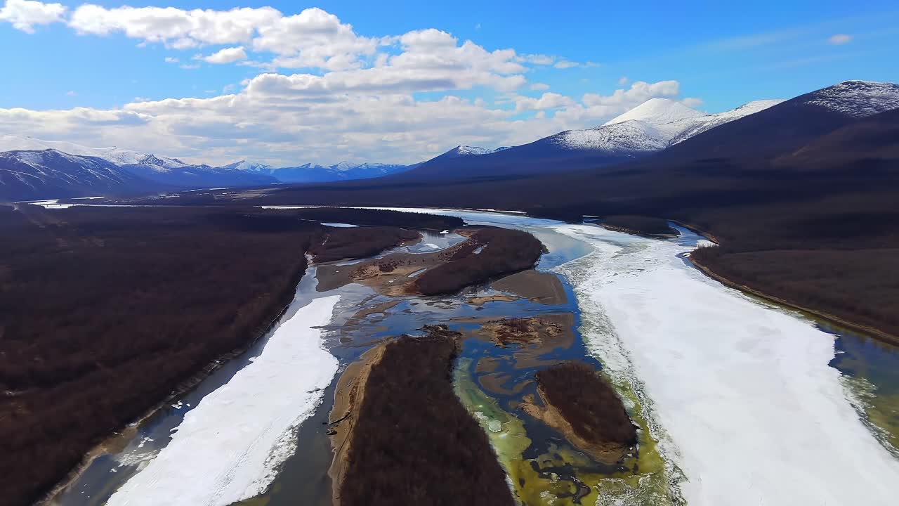 un gran río de montaña se descongela del hielo en una primavera soleada desde la vista de un pájaro 4k