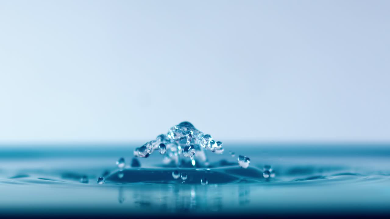 Nahaufnahme eines Wassertropfens in Superzeitlupe