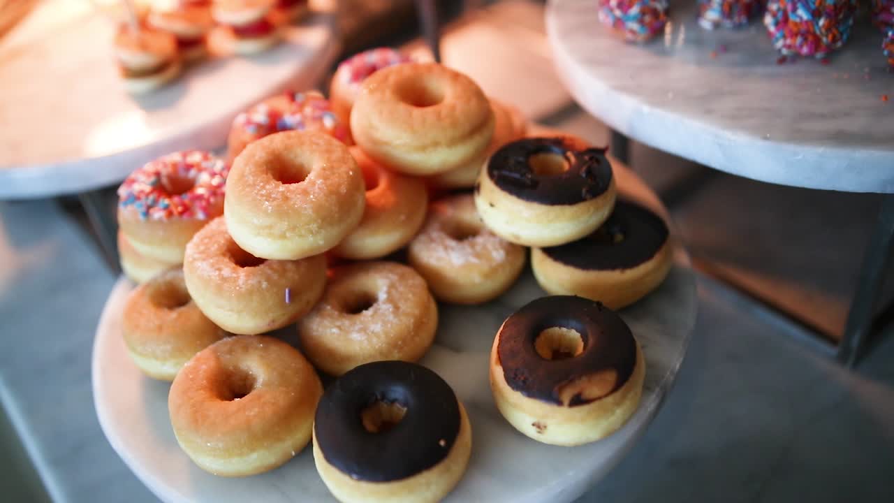 Ciambelle su un vassoio in un ristorante.