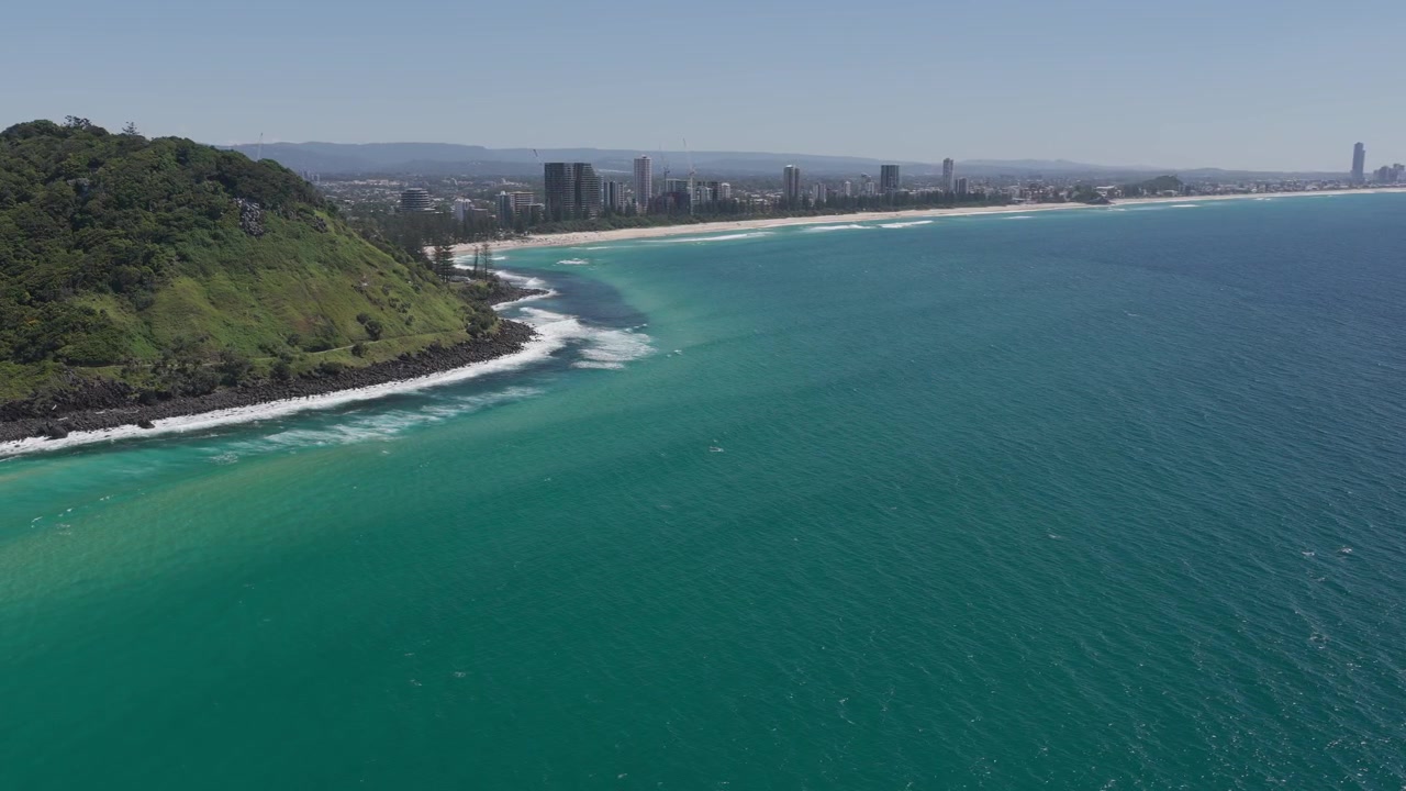 Burleigh Headsin rannikkomaisema Gold Coastilla, Queenslandissa, Australiassa. Laaja ilmakuva.