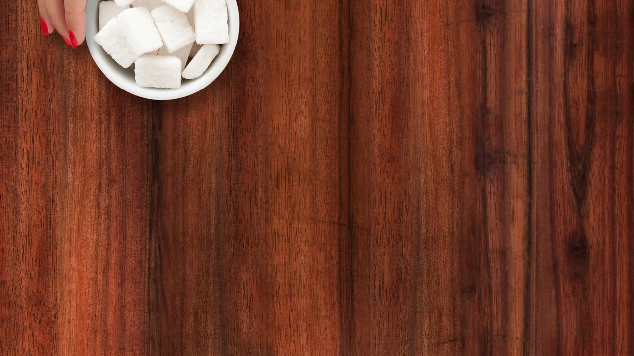 ofreciendo cubos de azúcar