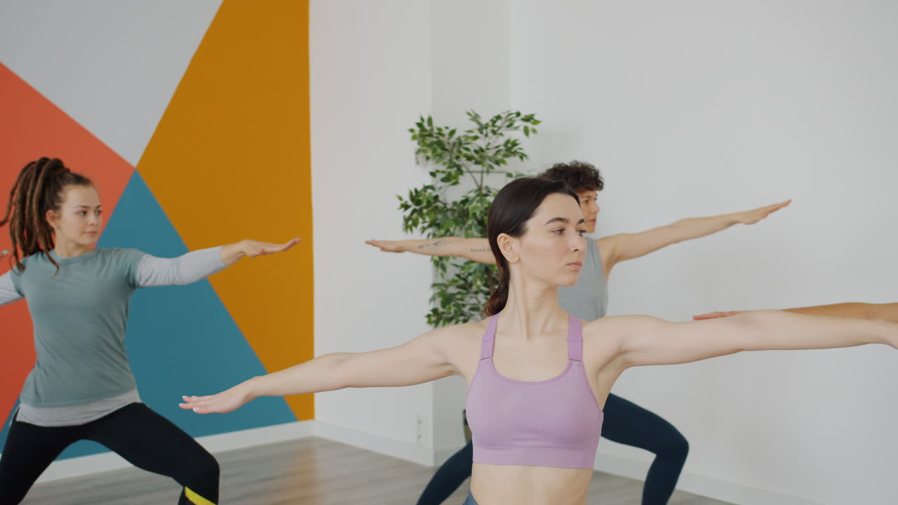 clase de yoga en grupo