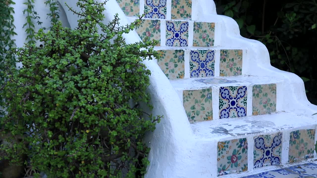 pared blanqueada con azulejos de patrón azul vibrante en los escalones, estilo sidi bou dijo, primer plano