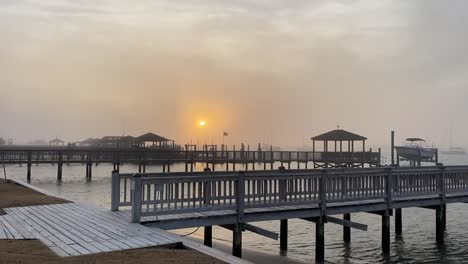 espectacular puesta de sol junto al muelle de madera en la bahía de wrightsville beach, carolina del norte