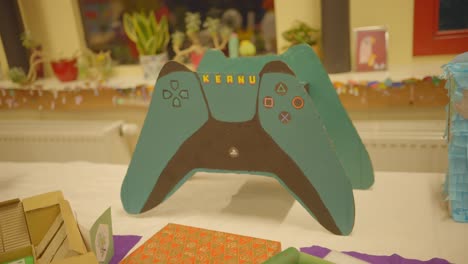 unidad de control de juego hecha de cartón durante la fiesta sorpresa de diciembre